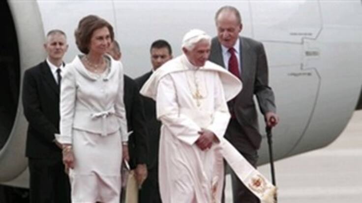 El papa Benedicto XVI, recibido por los reyes de España y los príncipes