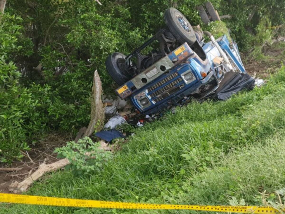 Volcamiento de un camión deja 4 venezolanos muertos cerca de Tasajera