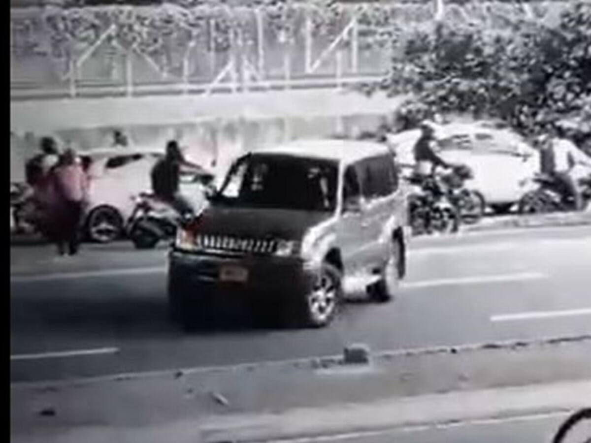 Autoridades en Medellín buscan a conductor que disparó a manifestantes