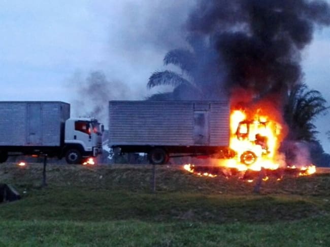 ELN asesina a dos transportadores y quema sus vehículos en Fortul, Arauca