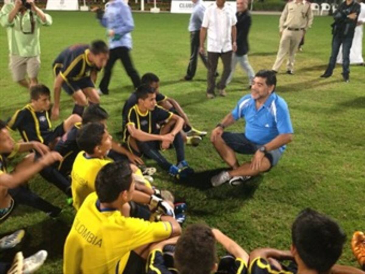 Maradona se reunió con jóvenes futbolistas colombianos