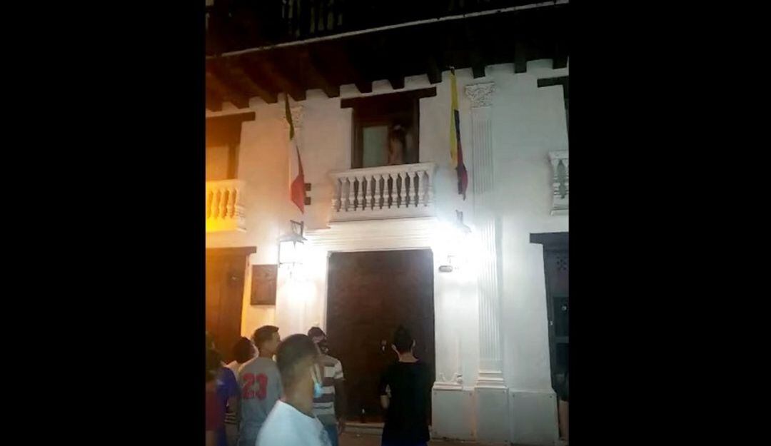 Sancionadas personas que sostuvieron actos sexuales en balcón de Cartagena