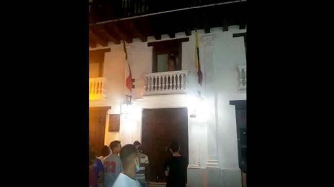 Sancionadas personas que sostuvieron actos sexuales en balcón de Cartagena