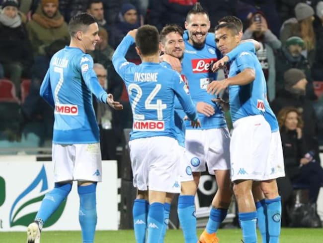 Napoli golea 5-0 al Cagliari y se aferra al liderato de la Serie A