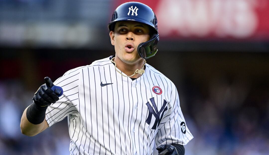 Giovanny Urshela celebrando su jonrón ante los Mets en julio 4 de 2021