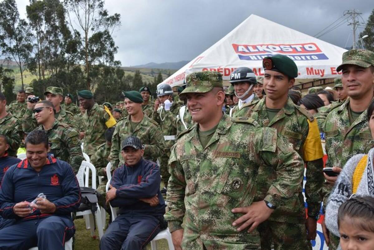 El artista colombiano se tomó fotos con los uniformados. Foto: Caracol Radio
