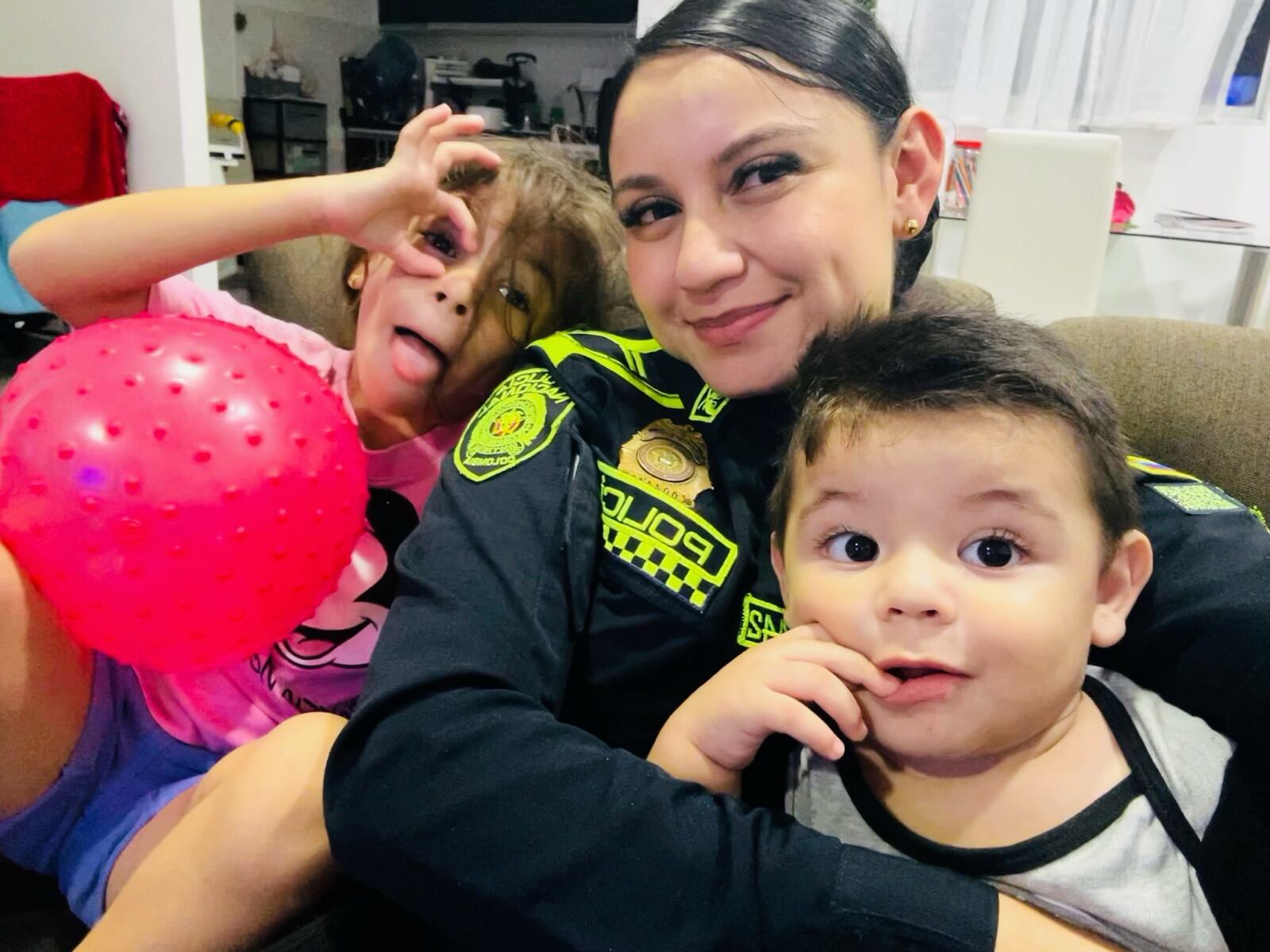 En el mes de las madres la Policía Nacional rinde un sentido homenaje a las mujeres policías y su vocación de ser madres.