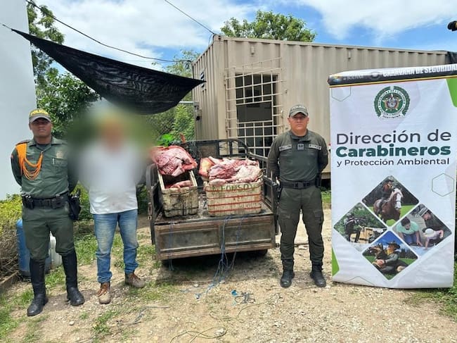 Capturado y carne decomisada. // Policía de Bolívar
