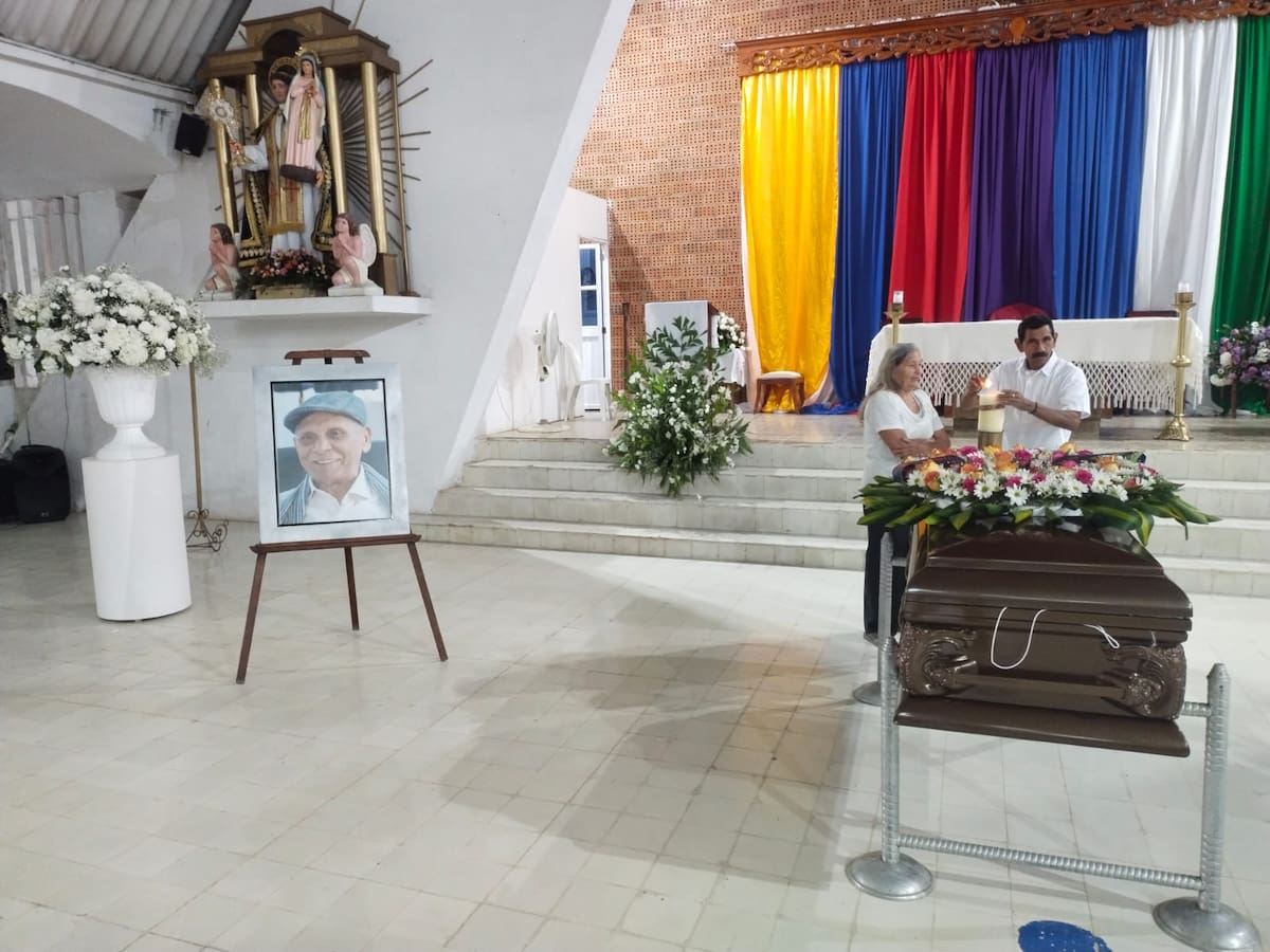 Con acordeón y música fue recibido el cuerpo de Adolfo Pacheco en San Jacinto