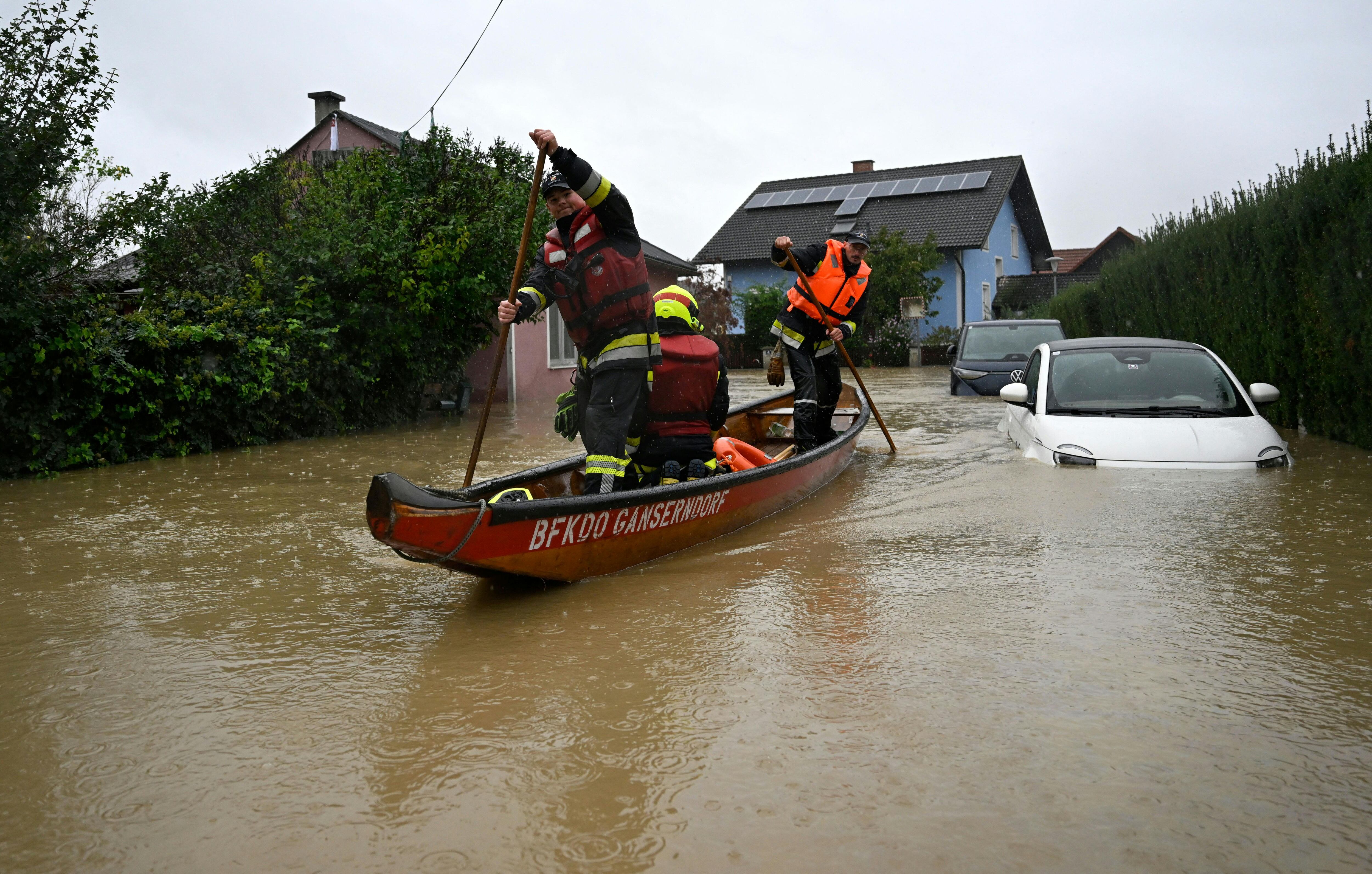 Bomberos adelantan tareas de rescate en Polonia en medio de las fuertes inundaciones que se registran en el centro y oriente de Europa.
(Foto:    HELMUT FOHRINGER/APA/AFP via Getty Images)