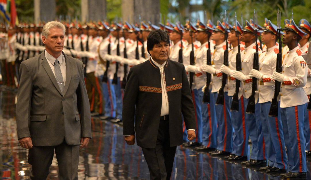 El expresidente Evo Morales junto al mandatario cubano, Miguel Díaz-Canel, durante una de sus visitas a la isla. 