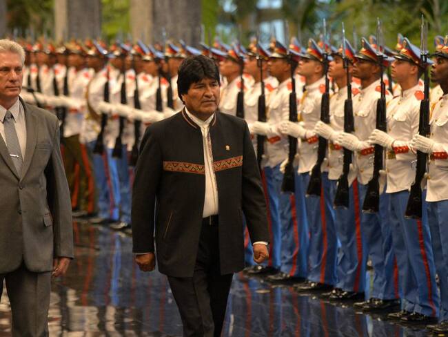 El expresidente Evo Morales junto al mandatario cubano, Miguel Díaz-Canel, durante una de sus visitas a la isla. 