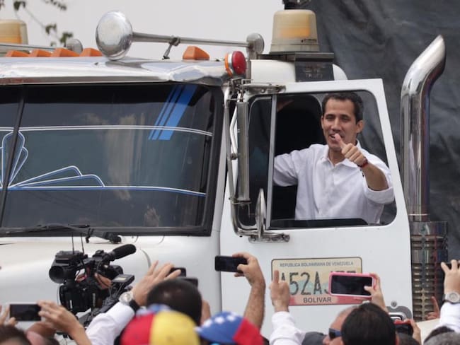 &quot;Ayuda humanitaria va camino a Venezuela&quot;, anuncia Guaidó desde Colombia