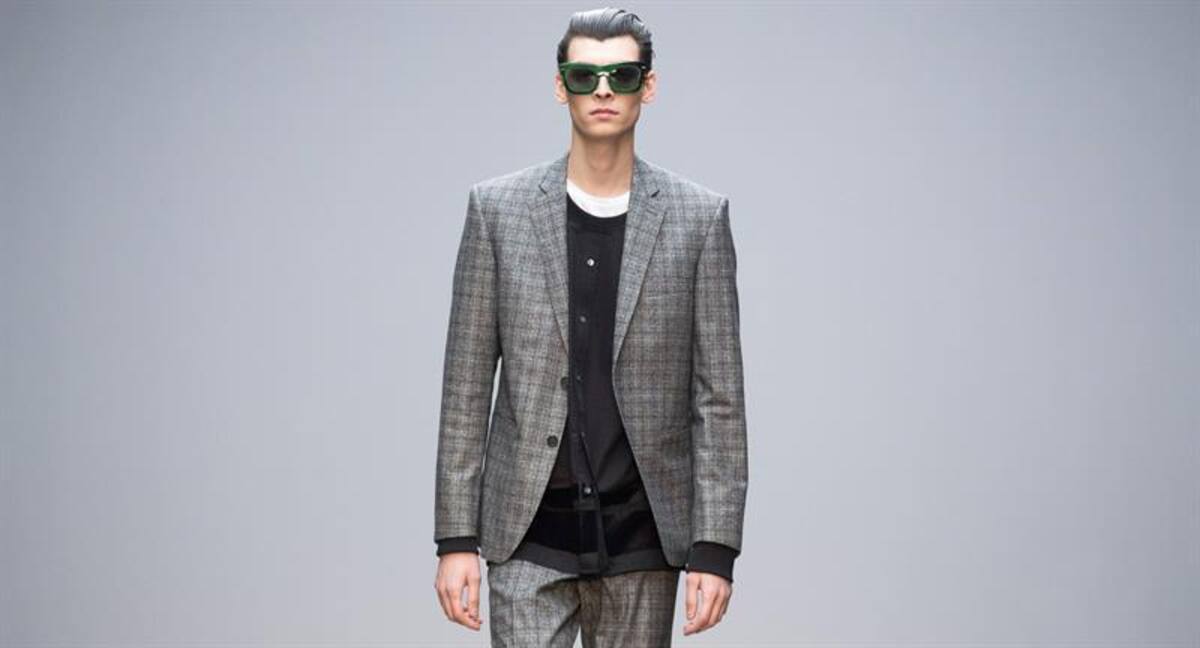 Una serie de modelos presentan la colección de otoño, invierno 2015 en la semana de la moda masculina en Londres, Inglaterra, que se realizará hasta el próximo 12 de enero.