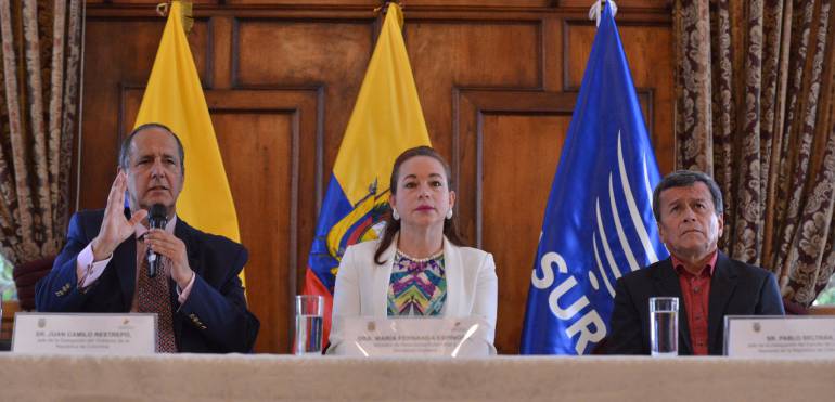 Juan Camilo Restrepo, jefe negociador del Gobierno; María Fernanda Espinosa, canciller de Ecuador y Pablo Beltrán, jefe negociador del ELN.