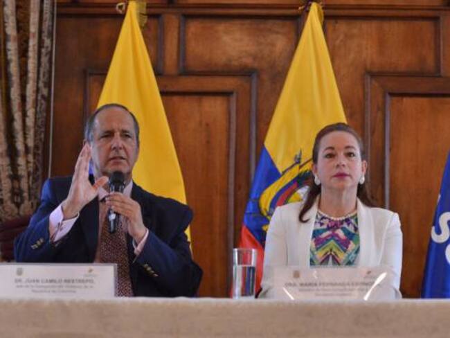 Juan Camilo Restrepo, jefe negociador del Gobierno; María Fernanda Espinosa, canciller de Ecuador y Pablo Beltrán, jefe negociador del ELN.