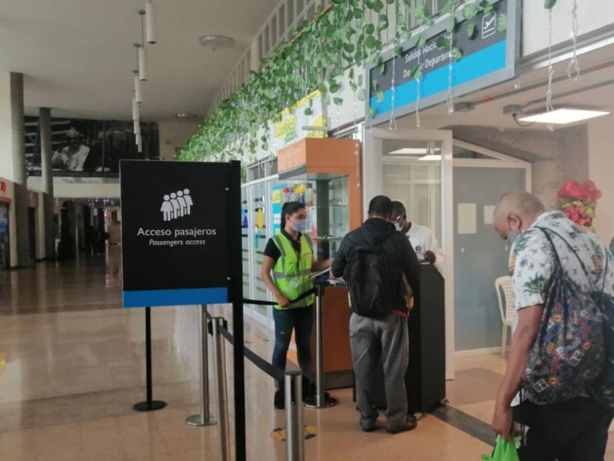 Aeropuertos y terminales de Medellín extreman sus medidas