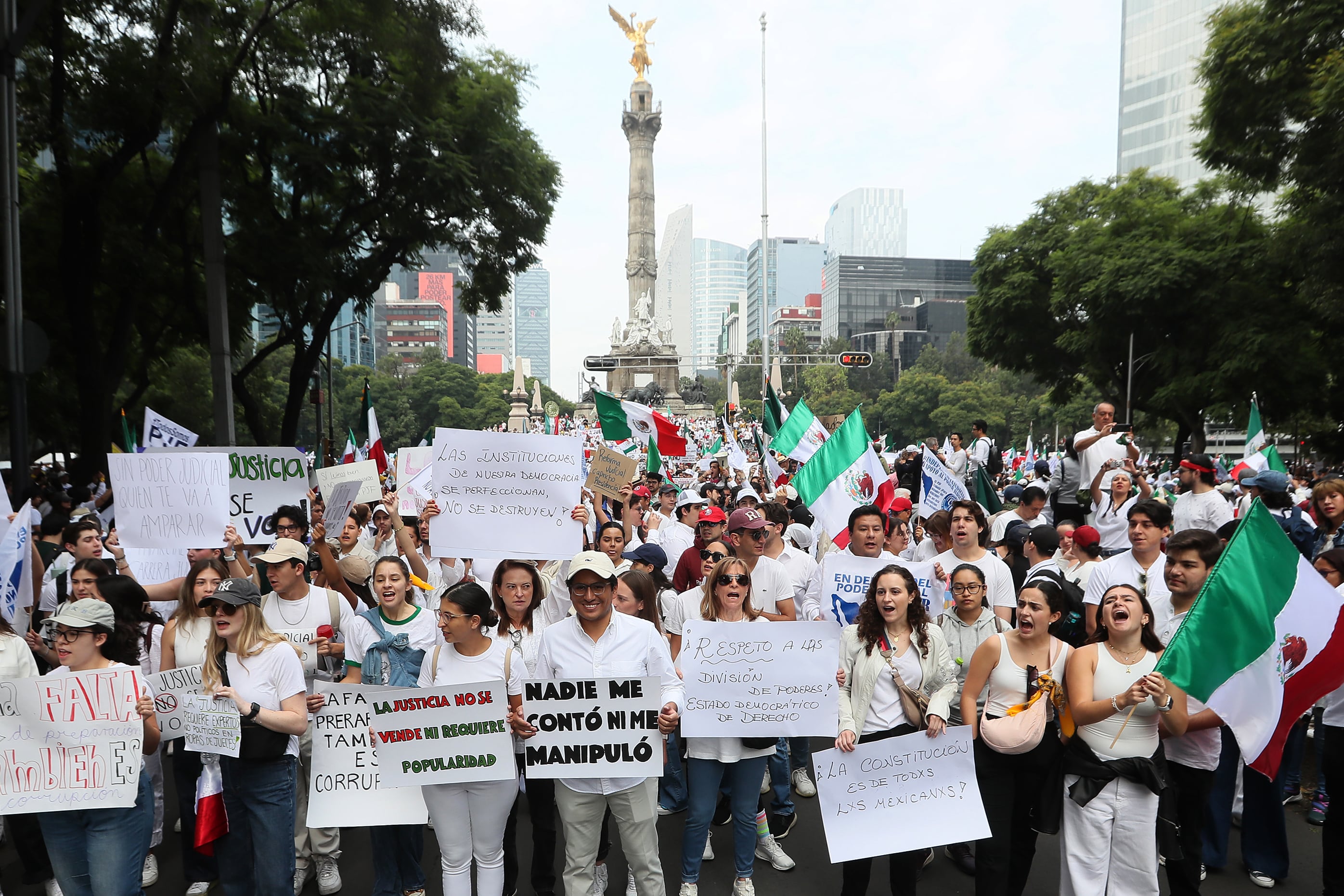 MEX7311. CIUDAD DE MÉXICO (MÉXICO), 01/09/2024.- Estudiantes de Derecho y trabajadores del poder judicial protestan en contra de la reforma impulsada por el oficialismo este domingo, en Ciudad de México (México). Los jóvenes, encabezados por alumnos de la Facultad de Derecho de la Universidad Nacional Autónoma de México (UNAM), marcharon desde el Ángel de la Independencia hasta el Senado momentos antes de que López Obrador rindiera su último Informe de Gobierno oficial y antes de que entrara en funciones el nuevo Congreso. EFE/ Mario Guzmán