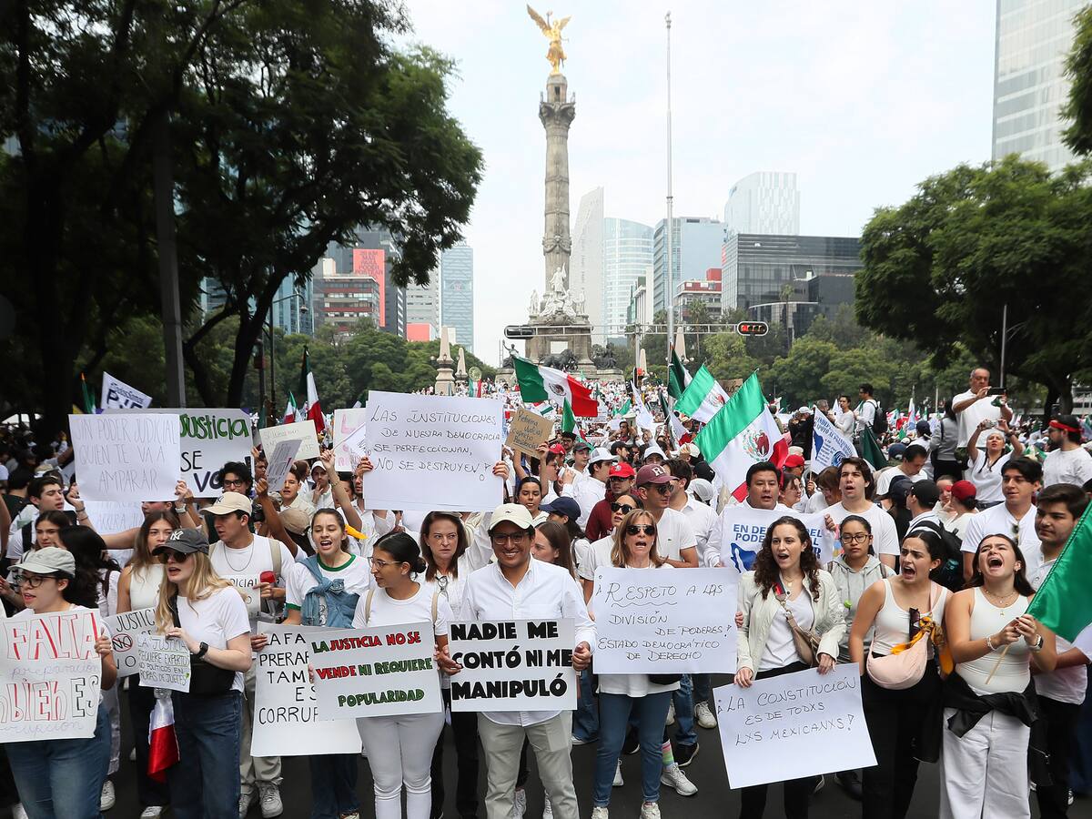 Estudiantes de Derecho protestan en México contra la reforma judicial de López Obrador