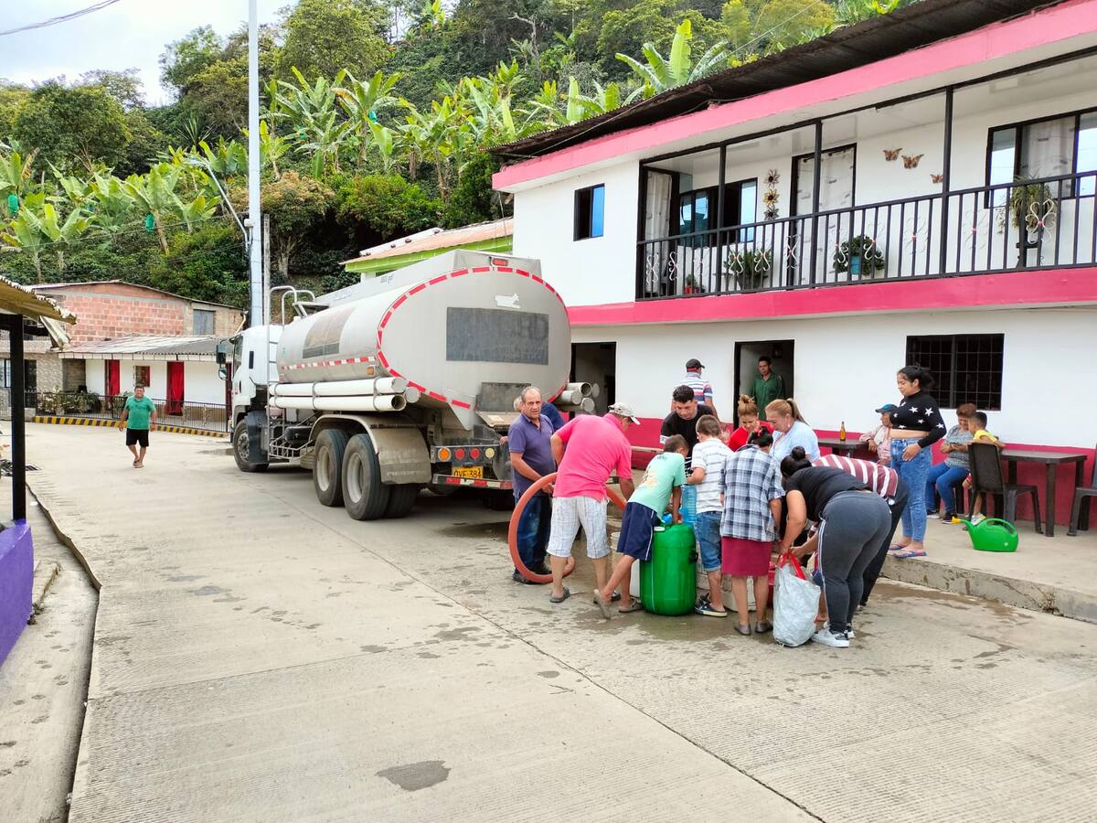 Con carros cisterna están garantizando agua potable a las comunidades afectadas en Guática
