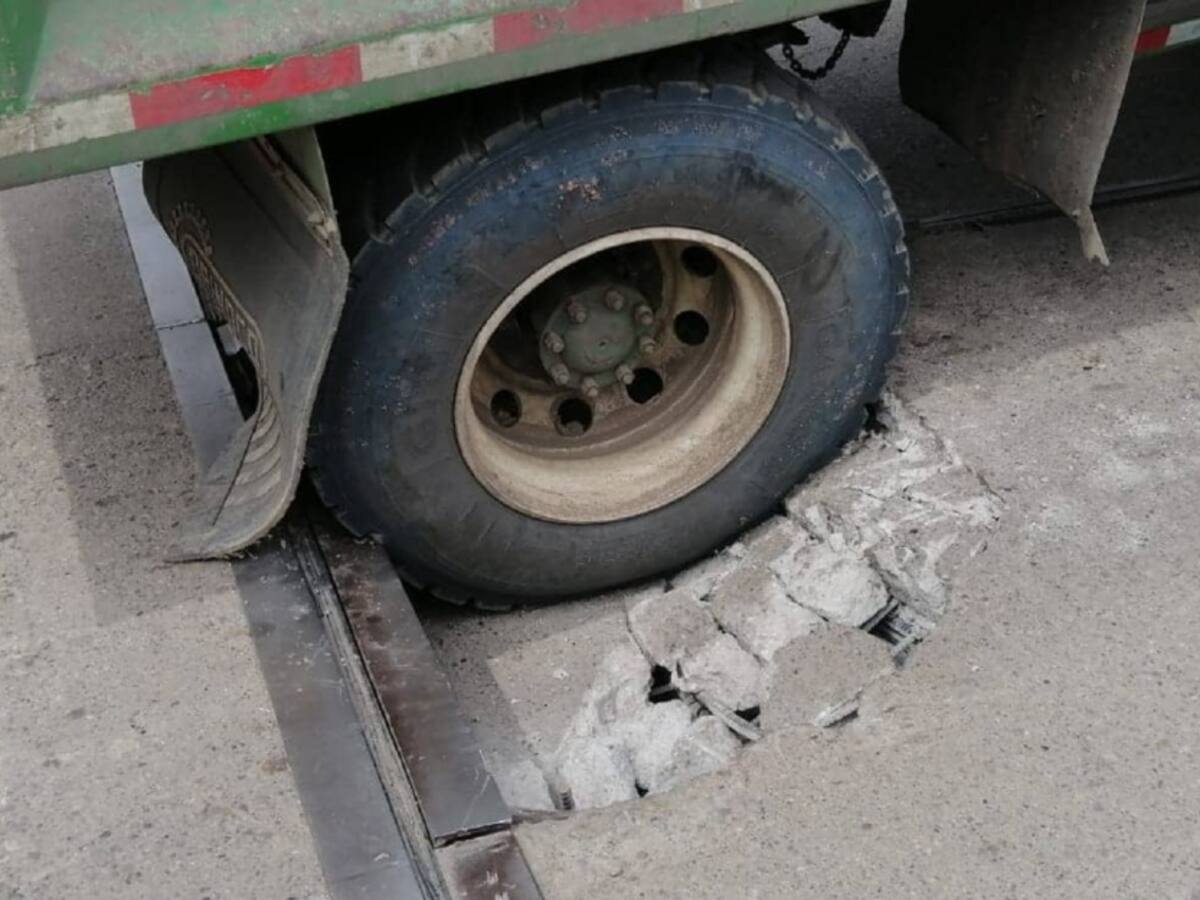 Conductor en emergencia en el puente pide ayuda