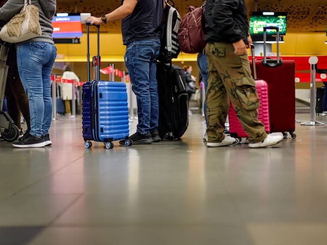 Passengers line up at the check-in area of El Dorado airport // Foto: Getty Images