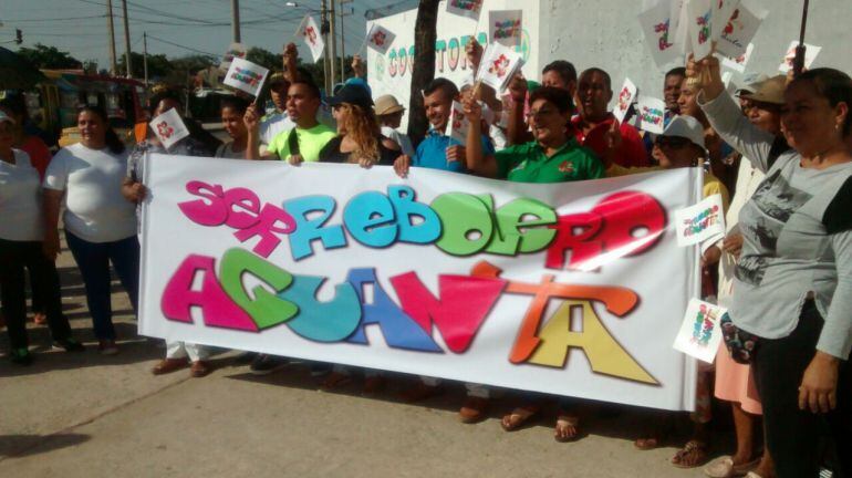 Los habitantes del barrio Rebolo marcharon por la vida con el apoyo de las autoridades y el sector privado.