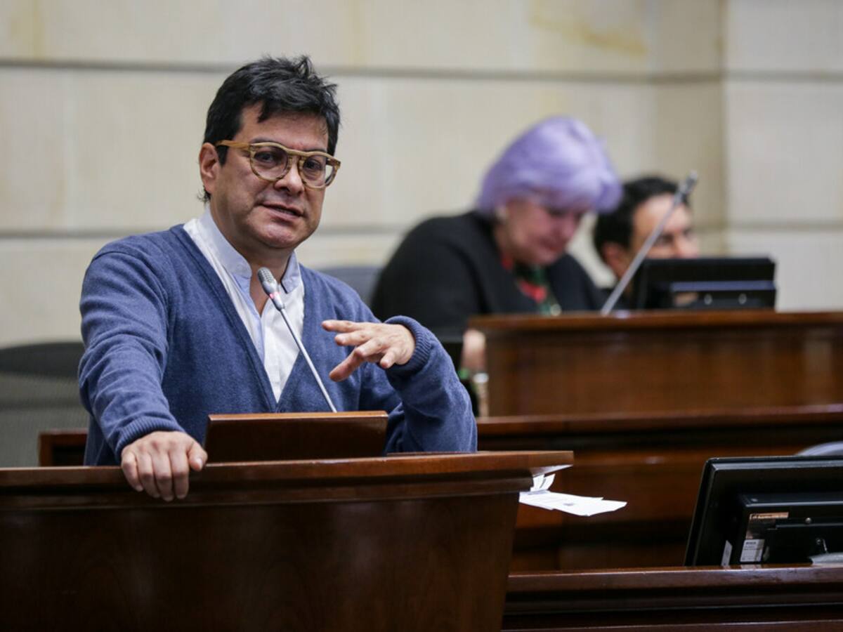 Congresistas piden renuncia del comisionado Danilo Rueda por “inexperiencia” con Paz total