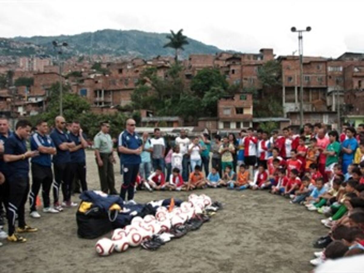 Policía de EEUU no pudo hacer donación en Medellín por trámites aduaneros