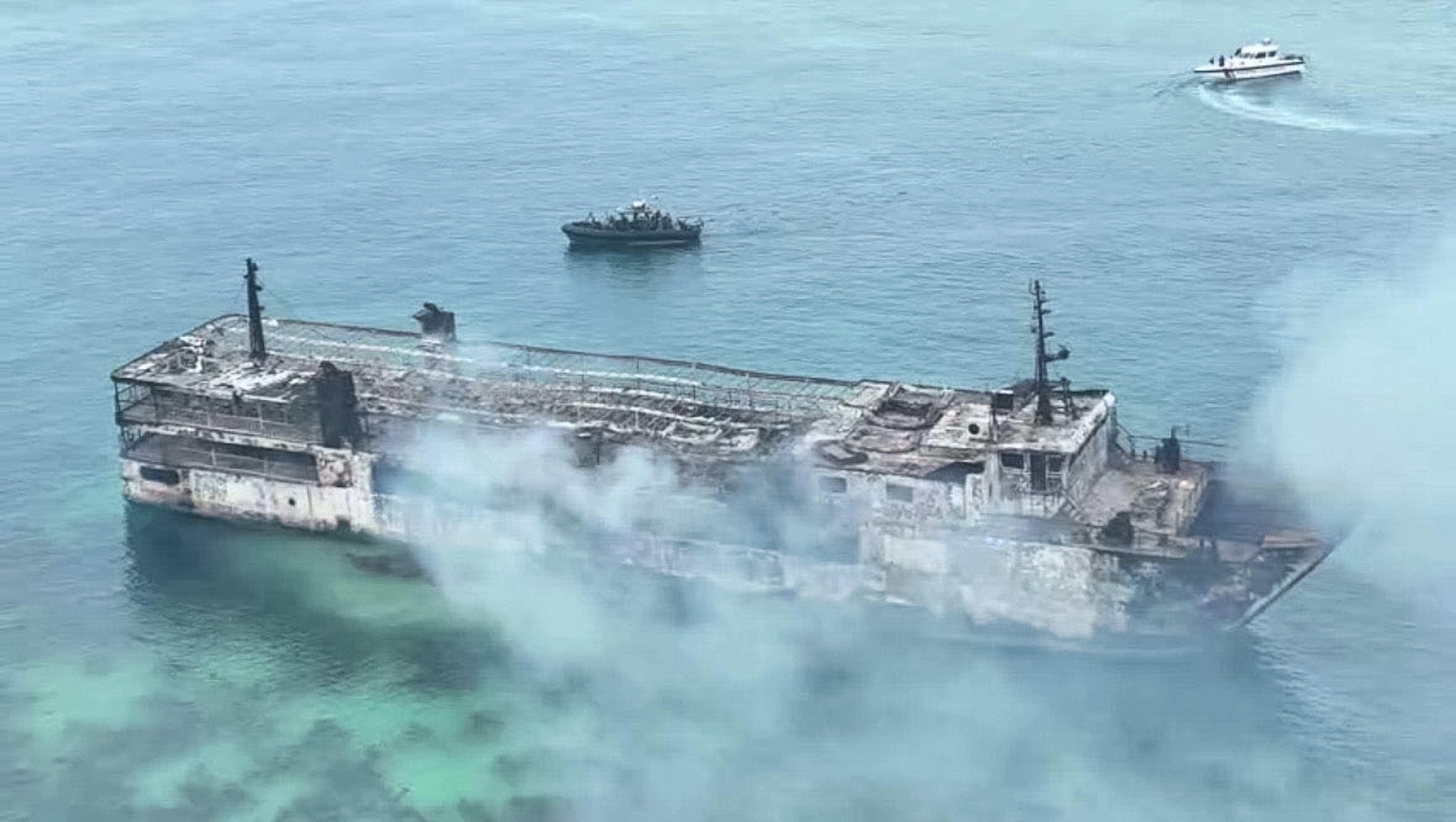 Filipinas confirma que había extranjeros en el ferri incendiado y dos rescatados chilenos. (Photo by Philippine Coast Guard/Handout/Anadolu via Getty Images)