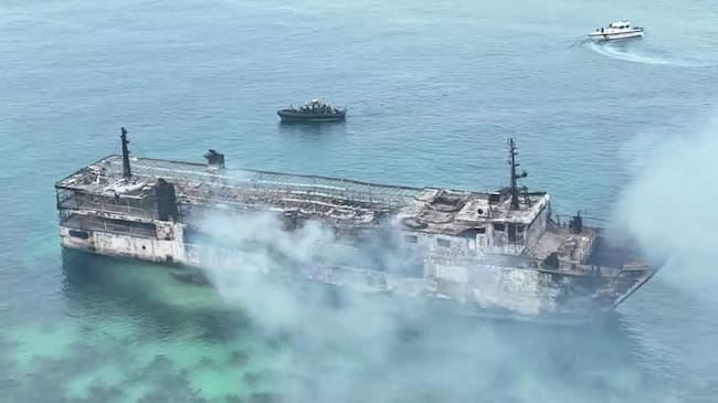 Filipinas confirma que había extranjeros en el ferri incendiado y dos rescatados chilenos. (Photo by Philippine Coast Guard/Handout/Anadolu via Getty Images)