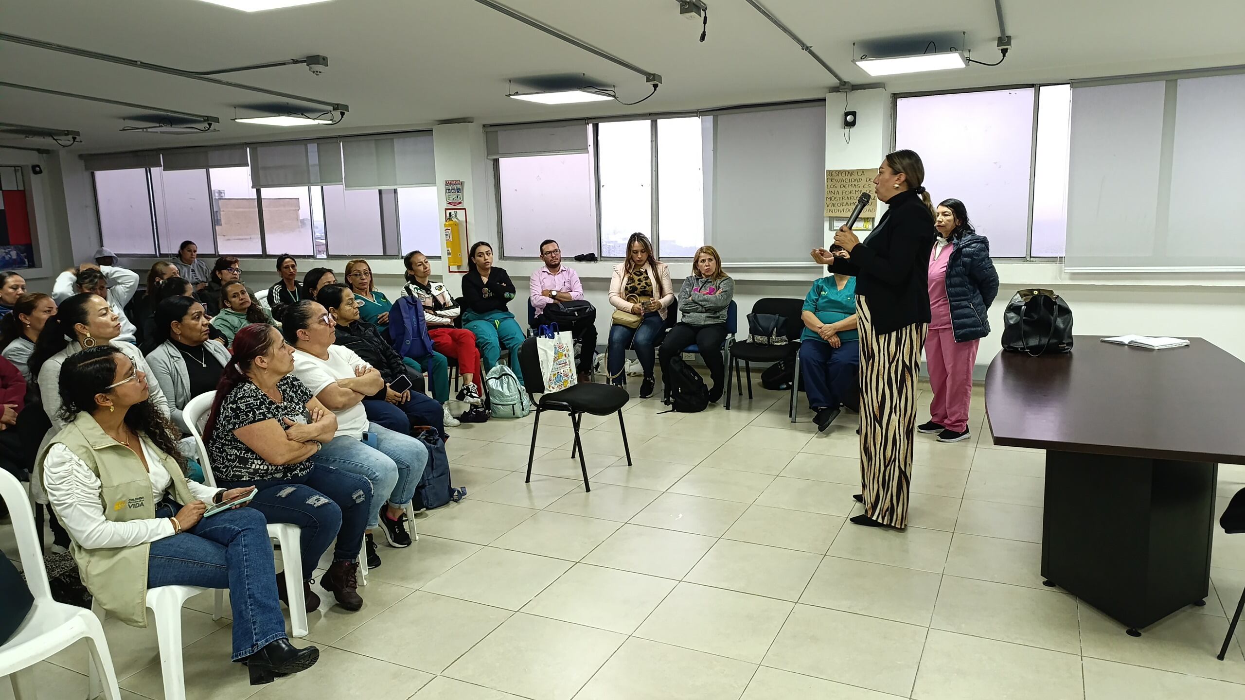 Diálogo entre las madres comunitarias y la directora encargada regional del ICBF para llegar a acuerdos.