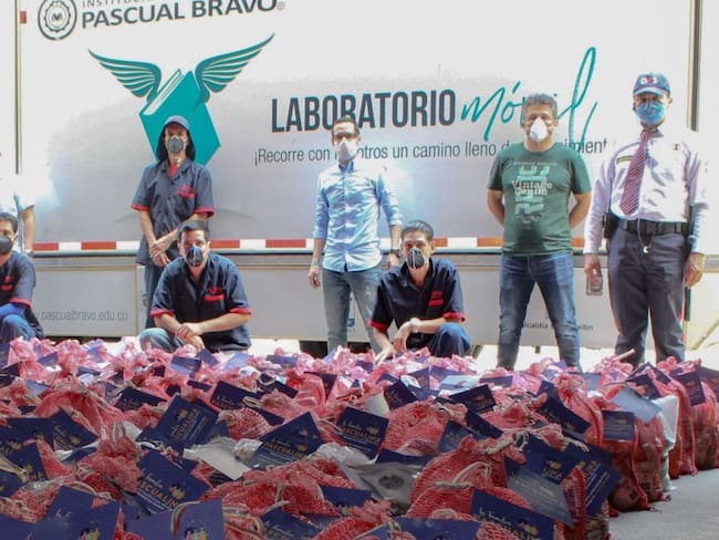El Pascual Bravo entregó 500 mercados a sus estudiantes más vulnerables