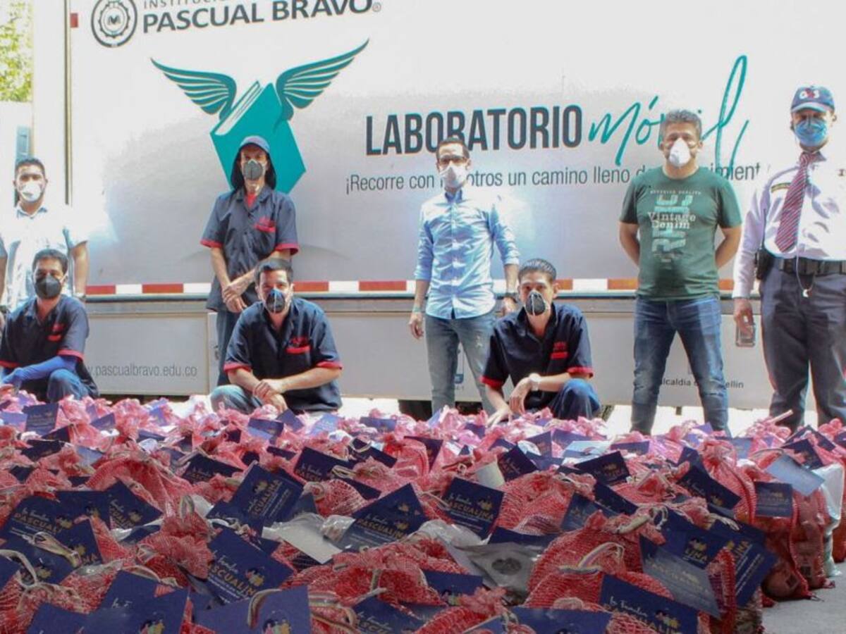 El Pascual Bravo entregó 500 mercados a sus estudiantes más vulnerables
