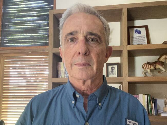 Álvaro Uribe desiste de una denuncia por calumnia contra Iván Cepeda