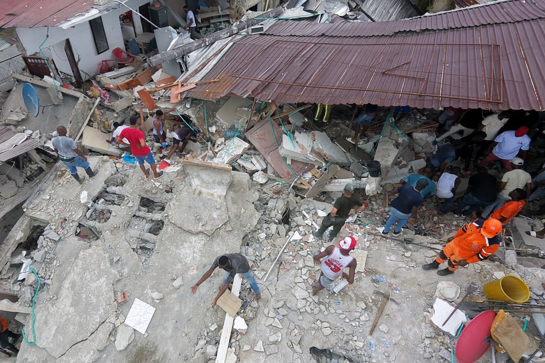 Civiles buscando entre los escombros de un edificio destruido por el terremoto de magnitud 7,4 este lunes en Quibdó. Foto: EFE / Jean Arriaga