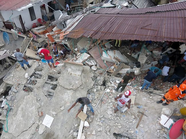 Civiles buscando entre los escombros de un edificio destruido por el terremoto de magnitud 7,4 este lunes en Quibdó. Foto: EFE / Jean Arriaga