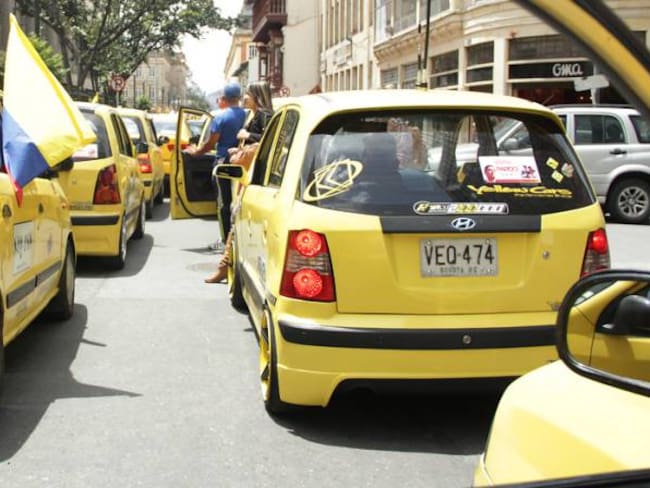 Taxistas proponen acabar con empresas y trabajar todos con aplicaciones