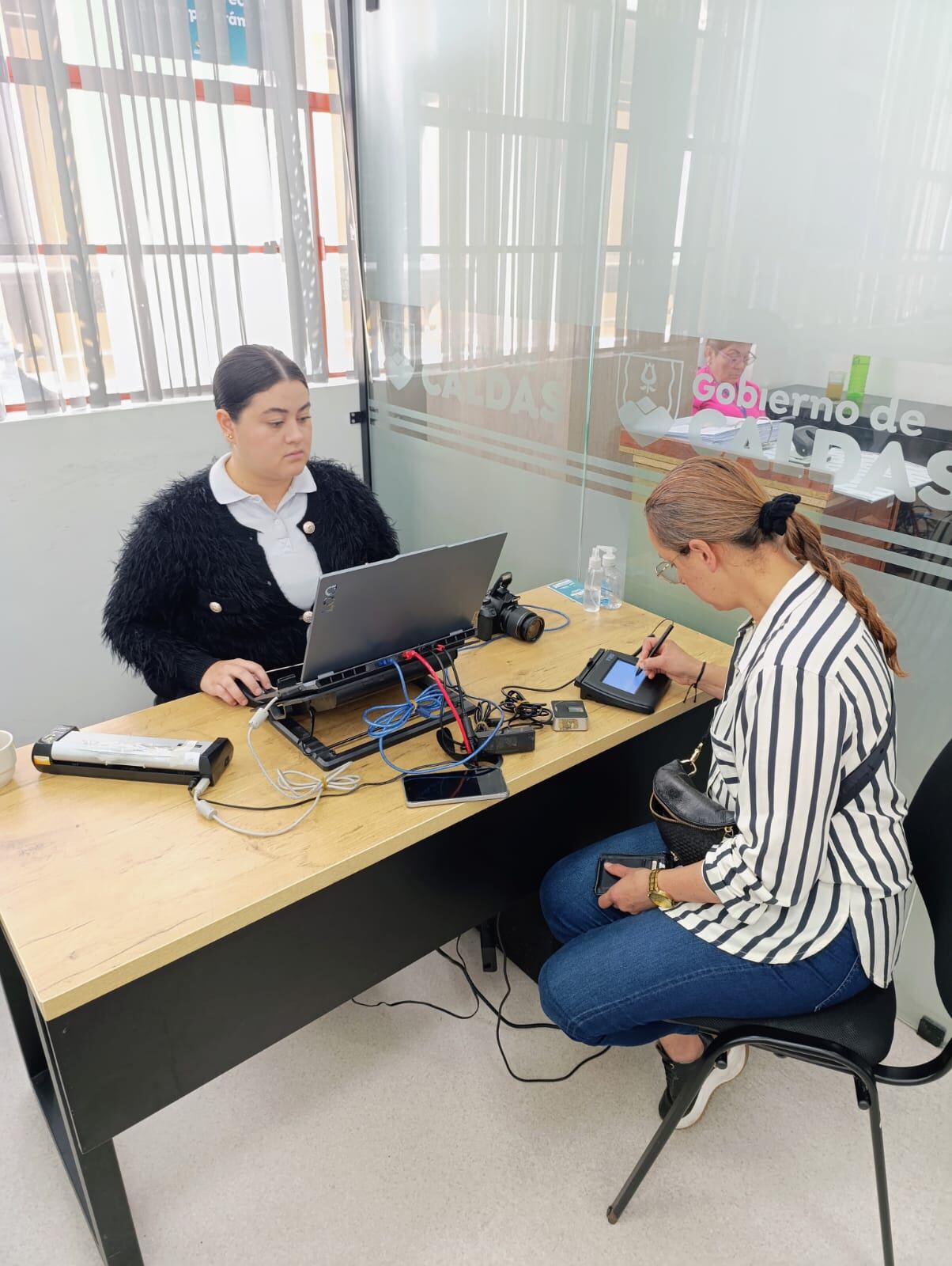 Oficina de pasaportes en la Gobernación de Caldas.
