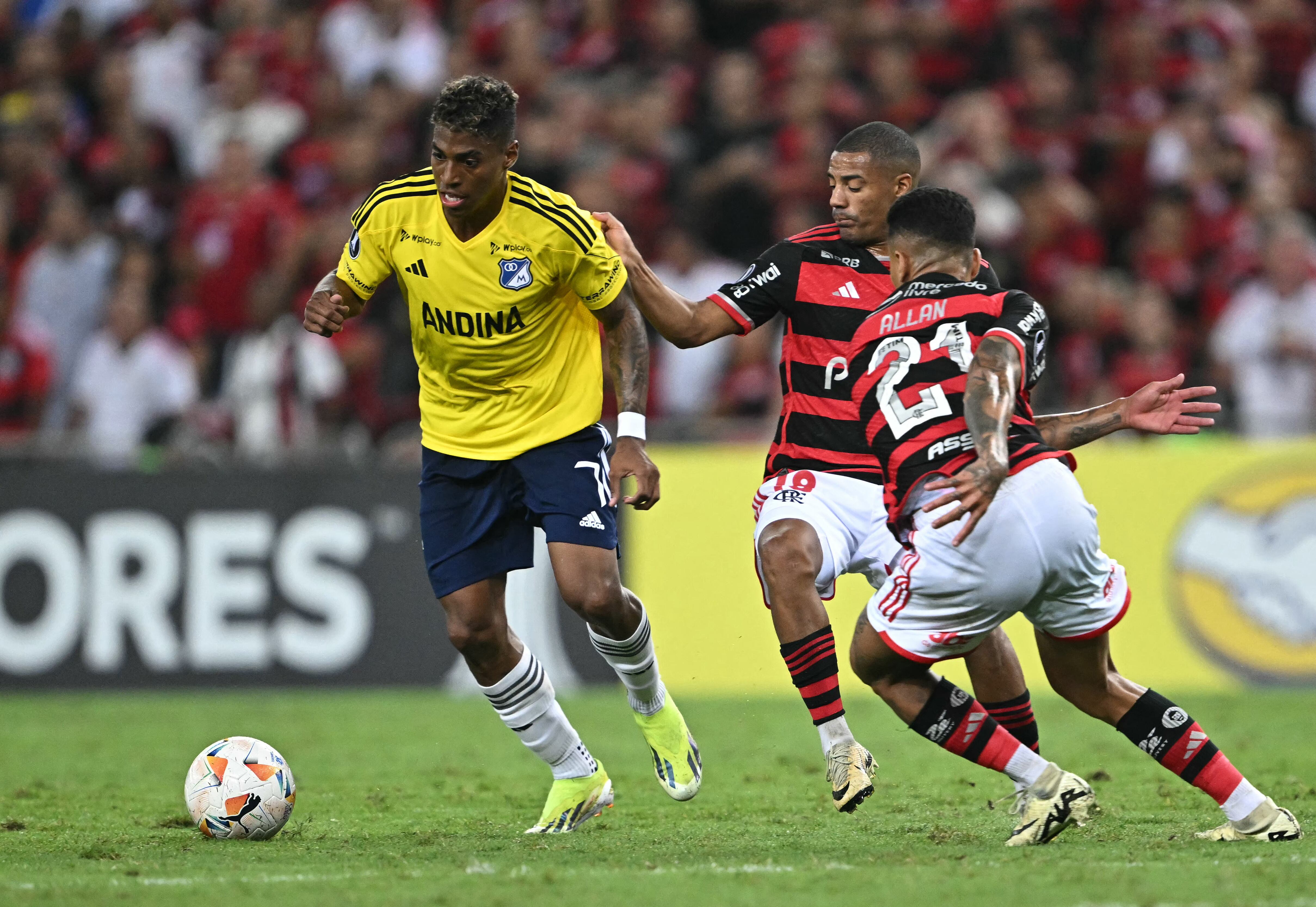 Duelo de Copa Libertadores entre Flamengo y Millonarios. (Photo by MAURO PIMENTEL / AFP) (Photo by MAURO PIMENTEL/AFP via Getty Images)