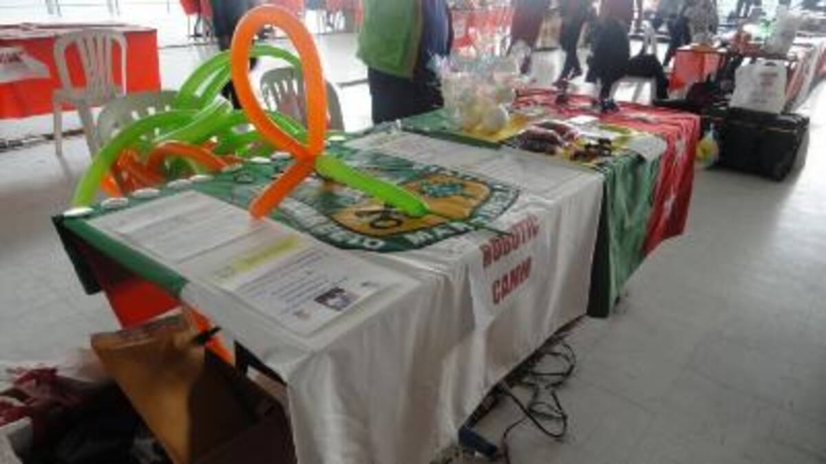 26 febrero. VEX Robotics Competition. Además de mostrar sus habilidades en la robótica, los participantes quisieron hacer una muestra cultural de la región a la que pertenecen. Este es el stand de los estudiantes de Bucaramanga.