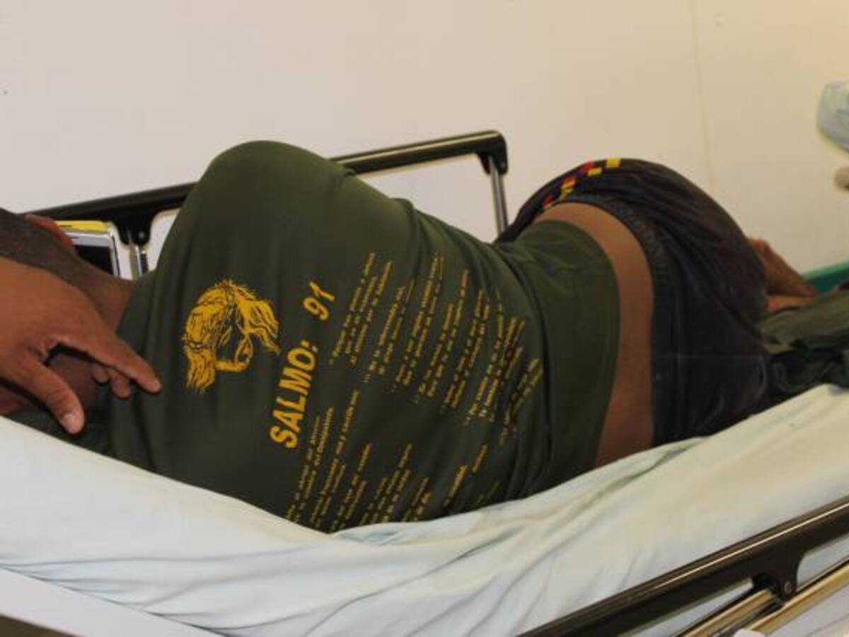 Cuatro militares y dos vigilantes resultaron heridos al caer en campo minado en Caño Limón