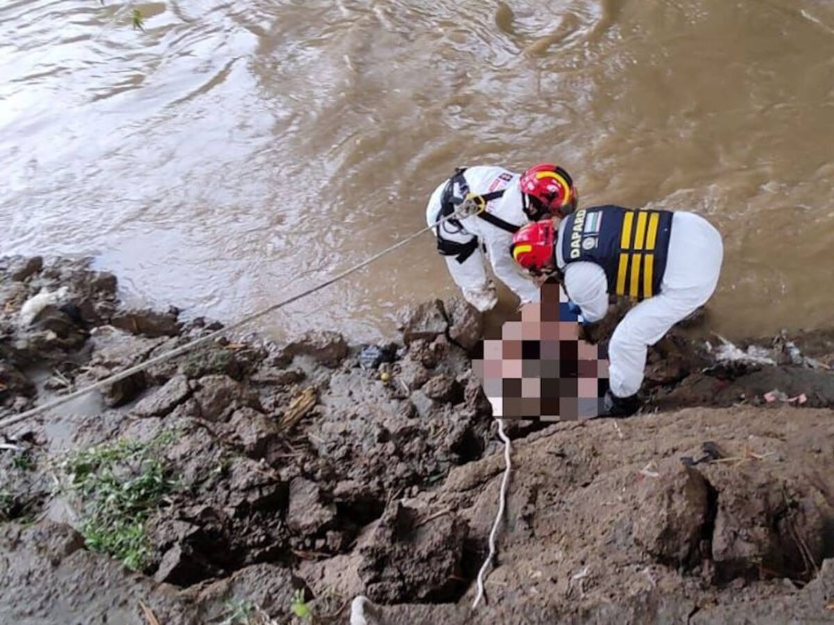 Encuentran el cuerpo del padre ahogado en un arroyo, la hija no aparece
