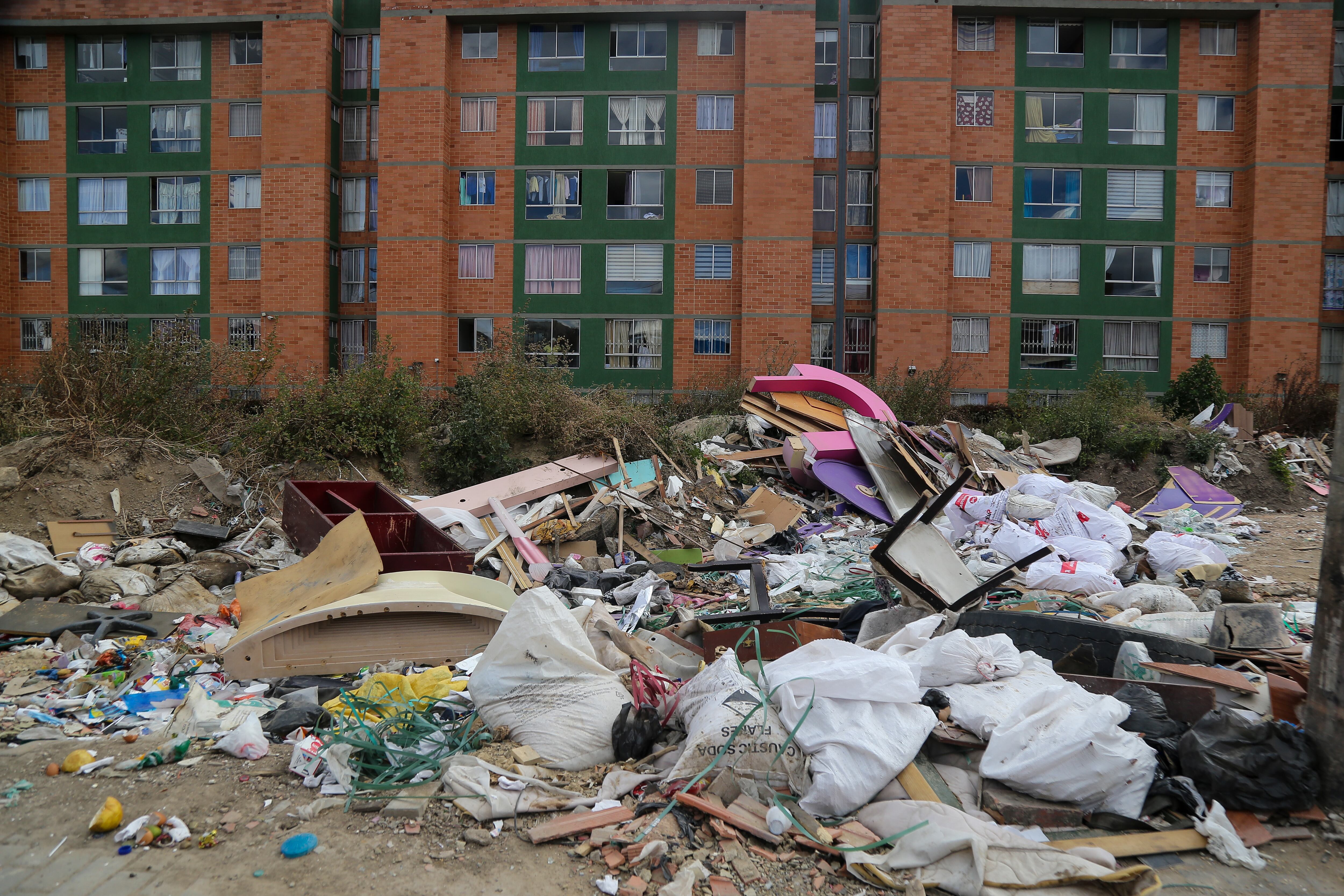 Escombros arrojados en espacio público en Bogotá. Foto: Colprensa.