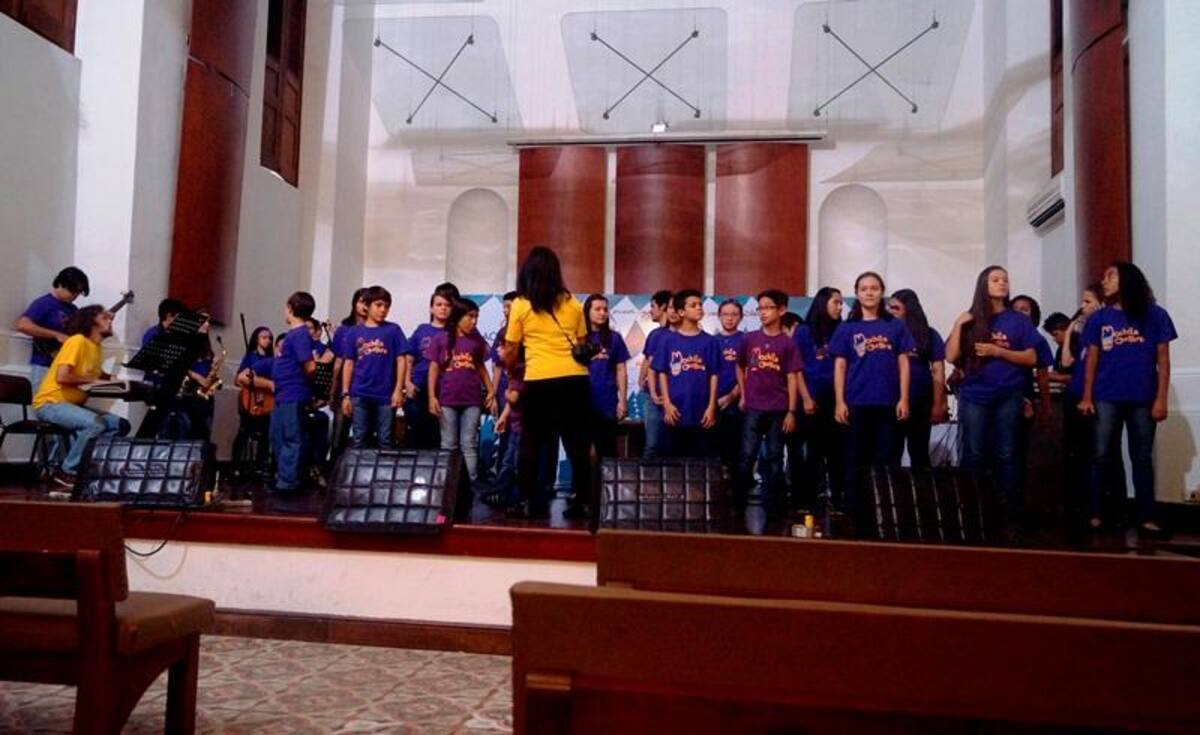 Niños de Batuta y Mochila Cantora ayudaron a Juanes a preparar una versión Torbellino de Odio por Amor para presentar en su concierto en Bucaramanga.