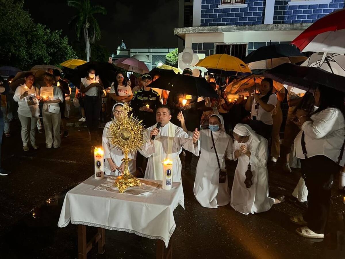 ‘Velatón’ en el colegio Biffi como homenaje póstumo a estudiante asesinada