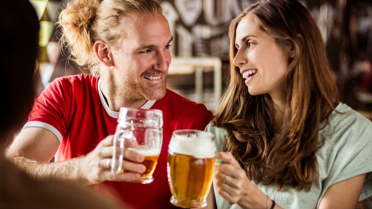 ¿Tomar licor hace que veamos a otras personas más bellas? Esto dice un estudio científico