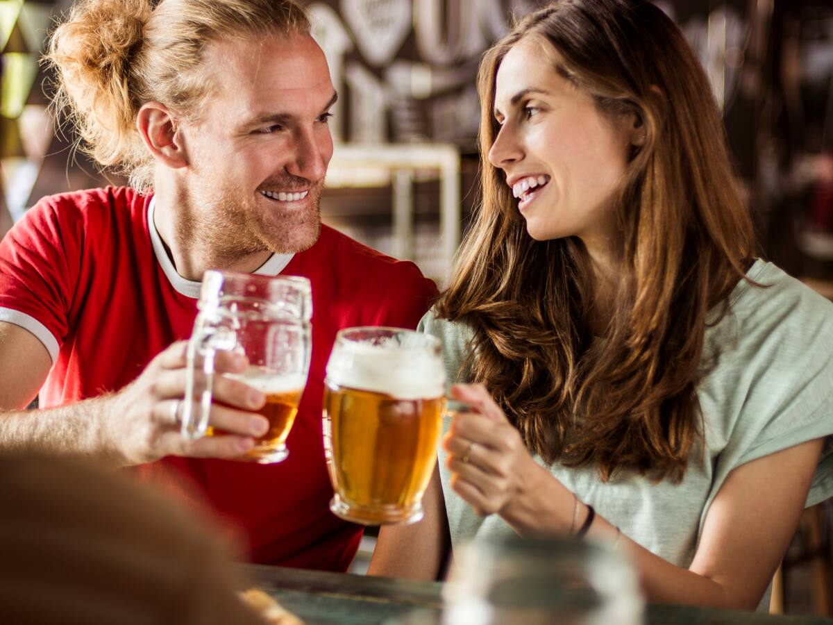 ¿Tomar licor hace que veamos a otras personas más bellas? Esto dice un estudio científico