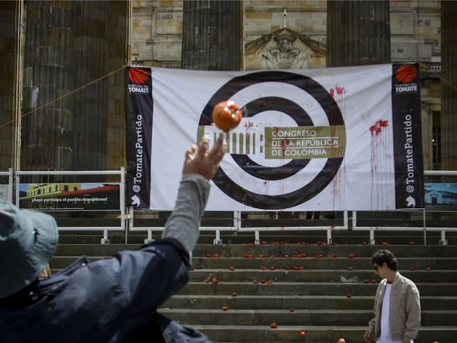 Imagen del día: Cientos de tomates contra el Congreso