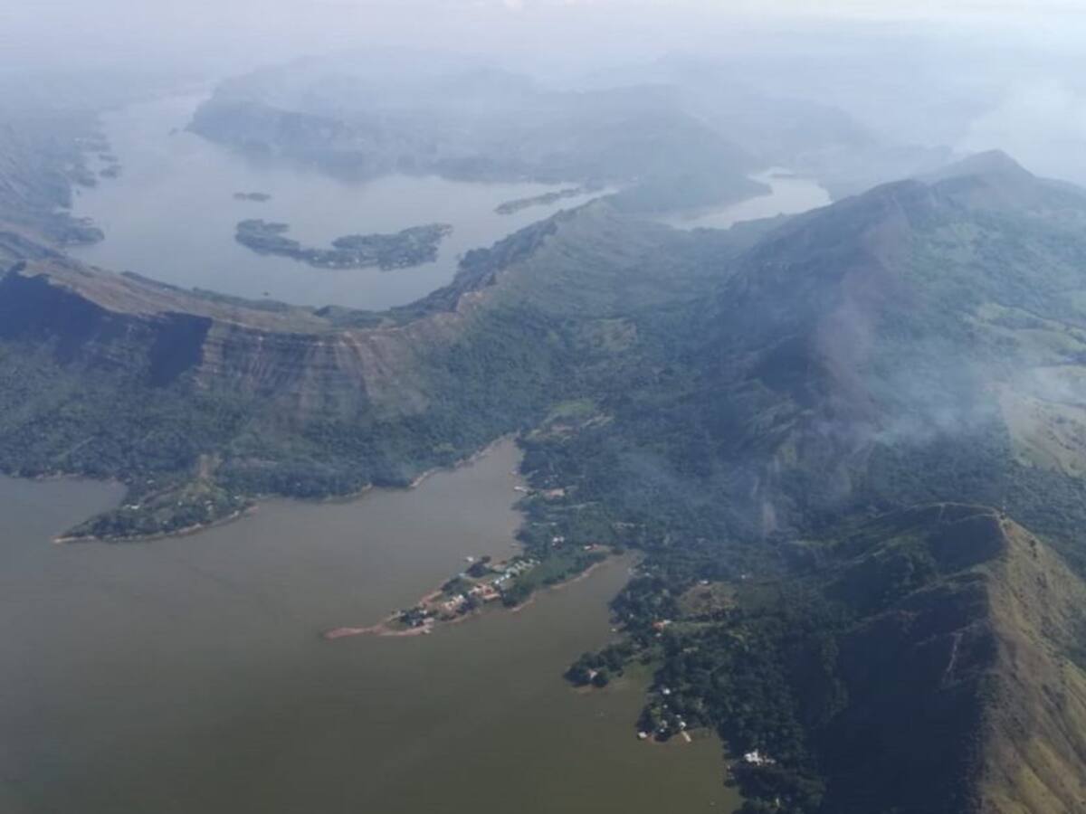 Sin control incendio forestal en Prado, Tolima